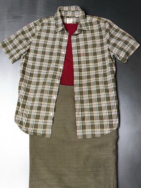 Levi’s Red Tab Standard Fit Size Medium Short Sleeve Green White Red Plaid Shirt